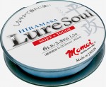 Żyłka Momoi LURE SOUL HIRAMASA Najnowszy produkt w linii Momoi LureSoul. Wyjątkowe wśród żyłek nylonowych połączenie świetnej odporności na ścieranie i miękkości, osiągnięte dzięki nowej technologii Momoi. Zwiększenie o 20% parametru odporności na ścieranie przy zachowaniu tej samej miękkości żyłki wydawało się dotąd niemożliwe, ale HIRAMASA to nowa jakość i nowy komfort łowienia, szczególnie w metodzie spinningowej. Łatwość rzucania, zerowa tendencja do plątania a przy tym pewność przy holu ryby walczącej w pobliżu kamieni czy gałęzi. Producent poleca tę żyłkę także do łowienia w wodach słonych, gwarantując zachowanie wszystkich parametrów także w tych ekstremalnie trudnych warunkach. Żyłka oferowana jest w kolorze jasnoniebieskim, na szpulach po 300 metrów, w zakresie średnic od 0,20 mm (2,8 kg) do 0,28 mm (5,4 kg).