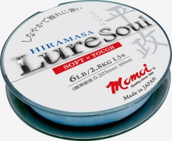 Żyłka Momoi LURE SOUL HIRAMASA (nowość 2018 r.) Najnowszy produkt w linii Momoi LureSoul. Wyjątkowe wśród żyłek nylonowych połączenie świetnej odporności na ścieranie i miękkości, osiągnięte dzięki nowej technologii Momoi. Zwiększenie o 20% parametru odporności na ścieranie przy zachowaniu tej samej miękkości żyłki wydawało się dotąd niemożliwe, ale HIRAMASA to nowa jakość i nowy komfort łowienia, szczególnie w metodzie spinningowej. Łatwość rzucania, zerowa tendencja do plątania a przy tym pewność przy holu ryby walczącej w pobliżu kamieni czy gałęzi. Producent poleca tę żyłkę także do łowienia w wodach słonych, gwarantując zachowanie wszystkich parametrów także w tych ekstremalnie trudnych warunkach. Żyłka oferowana jest w kolorze jasnoniebieskim, na szpulach po 300 metrów, w zakresie średnic od 0,20 mm (2,8 kg) do 0,28 mm (5,4 kg).