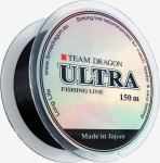 Żyłka Team Dragon ULTRA. Nowoczesna żyłka (wyprodukowana w Japonii) przeznaczona do wędkowania większością technik gruntowych. Dzięki wysokiej zawartości włókien fluorocarbonowych tonie zdecydowanie szybciej od innych żyłek nylonowych. Żyłka oferuje: wysoką wytrzymałość liniową, podwyższoną wytrzymałość na węzłach, niewielką rozciągliwość, absolutny brak pamięci oraz pełne zabezpieczenie przed procesami starzenia. Team Dragon poleca żyłkę Ultra do połowu ryb spokojnego żeru takimi metodami match i feeder.