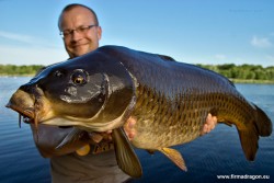 Znakomite wędziska karpiowe Challenge Mega Baits mają długości 3,6 i 3,9 m – do łowienia w mega zarośniętym łowisku, z uwagi na podbieranie ryby z łódki przydałaby się długość 3 m.