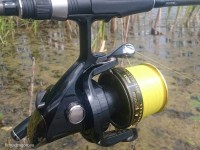 Kołowrotek karpiowy RYOBI PROSKYER Carp FD 690 Kołowrotek karpiowy do połowów na dużych odległościach. Przekładnia ślimakowa odpowiadająca za nawijanie żyłki zapewnia aż czterdziestomilimetrowy posuw szpuli, a w efekcie perfekcyjne, krzyżowe ułożenie linki, optymalne do rzucania na duże odległości. Pojemność szpuli pozwala na łowienie z wywózki na dystansie ponad 300 metrów. Indeks PSC-6000, waga 690 [g], moc hamulca 12 [kg], 5 BB + 1 RB, przełożenie 1:3.9, pojemność szpuli 0,40/200 [mm/m]. 5-letni okres gwarancyjny.