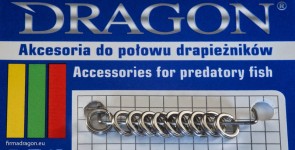 W sytuacji, gdy uszkodzeniu ulegnie kółko łącznikowe można sięgnąć po wysokiej jakości kółko łącznikowe DRAGON POWER RING – stal nierdzewna. Kółka łącznikowe wykonane z wysokiej jakości stali nierdzewnej. Przeginane i kute, nieprawdopodobnie mocne w stosunku do średnicy i grubości drutu. Zaledwie 10-milimetrowe kółeczko w rozmiarze 3/0 będzie najmocniejszym elementem każdego zestawu sumowego! [W. Ptak]