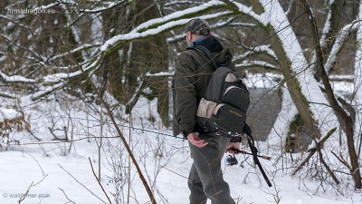 Rola odpowiedniej bielizny pierwszej i drugiej warstwy, a także pozostałych warstw odzieży jest bardzo duża szczególnie zimą, gdy w powietrzu jest mróz, a ciało obleczone neoprenem jest rozgrzane np. marszem w trudnym terenie. Na dzikich łowiskach dochodzą niespodzianki np. upadek w mokry śnieg czy nawet kałużę pełną brei śniegowej. Na zdjęciach Krzysztof Tonder na pstrągowym łowisku.