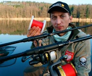 Odcinek 1000 m na szpulce daje karciarzowi komfort wyboru ilości plecionki na kołowrotku. Na to i inne moje polskie łowiska zdecydowałem się dać duży podkład i nawinąć ok. 300 m plecionki. Pozostała ilość na szpulce pozwala na wypełnienie szpuli każdego z pozostałych 4 moich kołowrotków. Zachęcam do nabywania dużych szpulek plecionki.