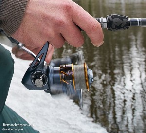 Używam kołowrotka Team Dragon X, nowość na 2017 r. Pracuje bez zarzutu. Na szpuli posiadam plecionkę Fishmaker, to w dobrej cenie świetna plecionka. Na zdjęciach widać wędzisko spinningowe Street Fishing c.w. 2 – 10 g, kijek baja. Idealny do mojego stylu łowienia w trudnej rzece.