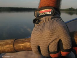 Ku mojemu zaskoczeniu, rękawiczki bardzo szybko na stałe zagościły na łodzi. Chronią dłonie przed odciskami, bólem czy odrętwieniem podczas długiego wiosłowania pod wiatr i fale.