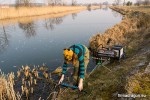 Przygotowanie stanowiska. Stanowisko należy urządzić tak, aby wszystko, co będzie niezbędne i pomocne w trakcie łowienia pozostało w zasięgu naszej ręki. Dobre rozłożenie osprzętu sprawi, że nie będziemy musieli opuszczać stanowiska, np. gdy zechcemy zmieniać top z innym zestawem, sięgać po inną długość wędki czy szukać wiadra w celu donęcenia. Warto używać specjalnych grzebieni (podpórki) by nie niszczyć topów oraz batów, równocześnie unikniemy poplątania zestawów, gdyż każdy z nich będzie miał swoje miejsce. W zależności od długości topów i batów należy odpowiednio zaplanować ich rozstaw od siebie.