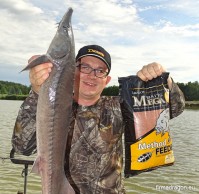 Jesiotry latem gustują w owocowo-rybnych smakach.
Mega Baits Method Feeder to zanęty przeznaczone do połowu ryb feederem na metodę, ale także do innych technik gruntowych z zastosowaniem tzw. sprężyny lub koszyczka zanętowego. Ich podstawową cechą jest bardzo silna zdolność do szybkiego sklejania i relatywnie powolne uwalnianie smaku i zapachu do środowiska wodnego. Dzięki tym właściwościom nasza zanęta przez dłuższy czas utrzymuje się w koszyczku, intensywnie wabiąc przepływające w okolicy ryby. Dobór odpowiednich kompozycji smakowo–zapachowych ukierunkowuje działanie zanęt Method Feeder wybiórczo na duże osobniki wielu gatunków ryb karpiowatych.