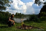 Gdy nasilił się ruch na wodzie, postanowiliśmy zrobić przerwę obiadową przy ognisku. W dali na niebie widać nadciągającą kolejną już burzę.