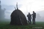 Sobotnie wędkowanie kończymy na łące, przy stogu siana. Krótka chwila odpoczynku, podsumowanie dnia, uwagi na temat sprzętu, snucie planów na następny dzień. A wokół zimna mgła powoli przeradzająca się w krótką, lipcową noc.