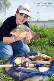 fot. Mój młody kolega Tomek dzielnie pomagał mi na łowisku podczas wędkowania. Jemu również spodobała się akcja Quiver Thytan. Tomek szybko się uczy sztuki wędkowania i bardzo go to cieszy. Z pewnością wyrośnie z niego dobry wędkarz. Na fotografii prezentuje urobek drgającej szczytówki: karasie i karpie.  