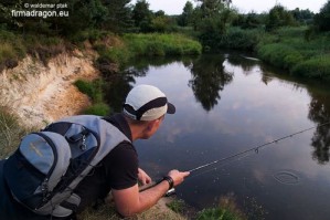 Plecak bardzo wygodnie przylega do pleców, natomiast przód – „kamizelka” – pomimo funkcjonalności nie utrudnia choćby położenia się celem zajęcia dobrego stanowiska.