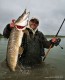 A oto inny szczupak kol. Marka, złowiony w kolejnym dniu spinningowania z udziałem Fishmaker II, tym razem w zestawie z innym wędziskiem. Ten okaz mierzył 102 cm i również został uwolniony. Widoczne wędzisko kol. Marka mierzy 3,3 m, przeznaczone jest do oddania dalekich rzutów, w czym Fishmaker II nie przeszkadzał. Prowadzenie przynęty z dużej odległości jest ułatwione, ponieważ Fishmaker zbiera wyjątkowo dużo żyłki na jednym obrocie korbki.