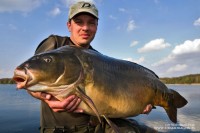 Kolega Radek K. do nęcenia używa tylko kulek i pelletu, a więc postępuje zupełnie inaczej niż Paweł. Ten sposób również okazał się skuteczny, czego dowodem jest prezentowany karp o wadze ponad 17 kg. Radek najczęściej łowi z użyciem żyłki.