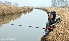 Na fotografii: Piotrek cierpliwie wyczekuje brania ostrożnych kleni. Ma na nie swój niezawodny sposób: dyskretne podejście, cierpliwość i odpowiednia przynęta – wobler. To łowisko diametralnie różni się od górskiej rzeki. Tutaj woda płynie wolno, ryby wszystko widzą i słyszą, wędkarzowi nie wolno zrobić choćby błahego błędu podczas łowienia. To łowisko dla cierpliwego i precyzyjnego spinningisty, a takim jest właśnie Piotrek.