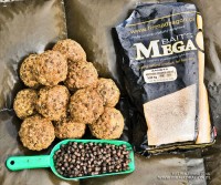 Te kule ulepiłem z zanęty Mega Baits Feeder Method Meat, średniej wielkości pellet, woda z łowiska. Zanęta firmowa Mega Baits Method znakomicie pracuje w kuli, a zarazem posiada wystarczające walory wabiące karpie.