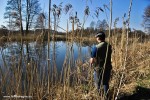 Idealne stanowisko do obławiania wody w każdym kierunku. Wędkarz może stać wśród wysokich łodyg nie rzucając się w oczy rybom – byle jak najdłużej pozostać nieruchomym. Ustawiamy się twarzą do Słońca.